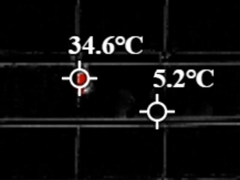 Thermal imaging analysis: Thermal Measurement Points and Temperature Comparison on PV Modules Thermal imaging analysis: Thermal image with measurement points and temperature readings on a PV module, used to compare hot and cold areas during inspection.